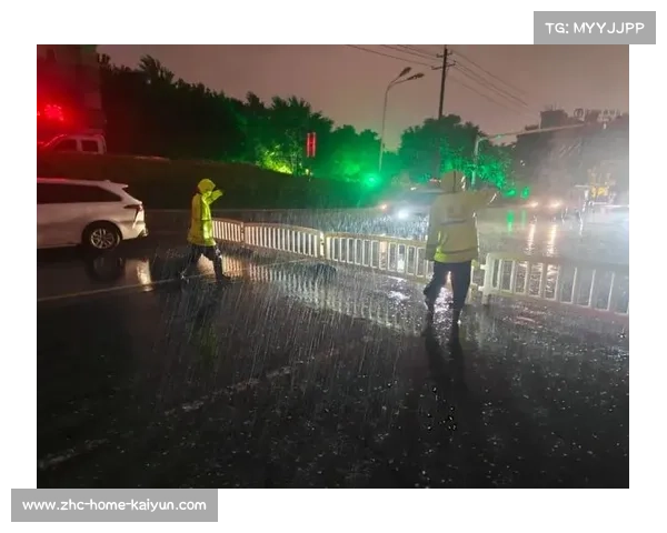 雨中坚守:维修队细致守护球场排水系统保障赛事顺利进行 雨中坚守:维修队细致守护球场排水系统保障赛事顺利进行